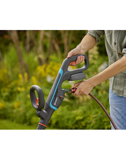 GARDENA Spazzola multiuso a batteria AquaBrush Patio 03/18V P4A